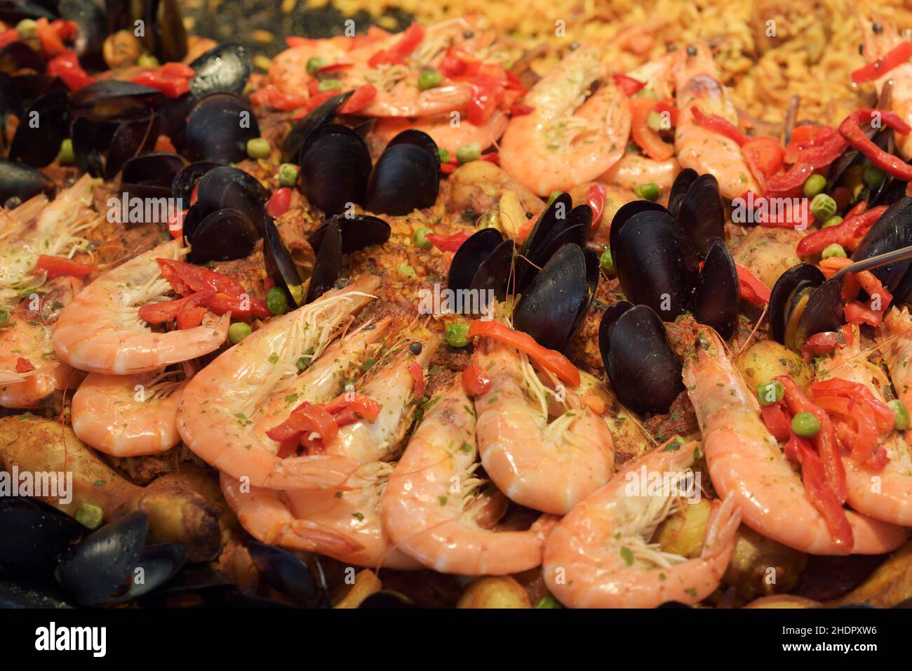 Plat de paella aux fruits de mer avec crevettes en gros plan, cuisine espagnole traditionnelle, sur le marché de la rue dans le sud de la France Banque D'Images
