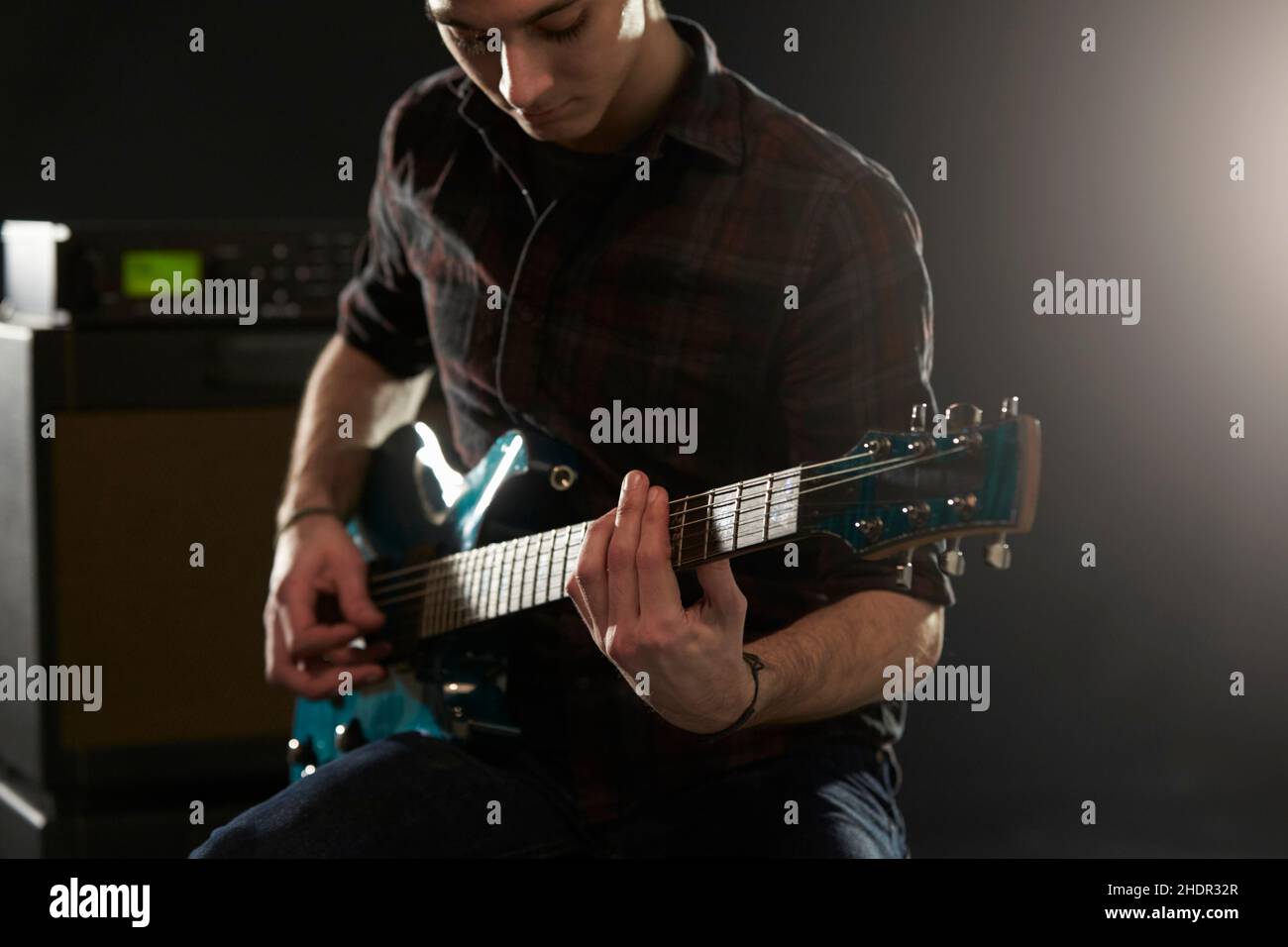 jouer de la guitare, jouer de la guitare, jouer des guitares Banque D'Images