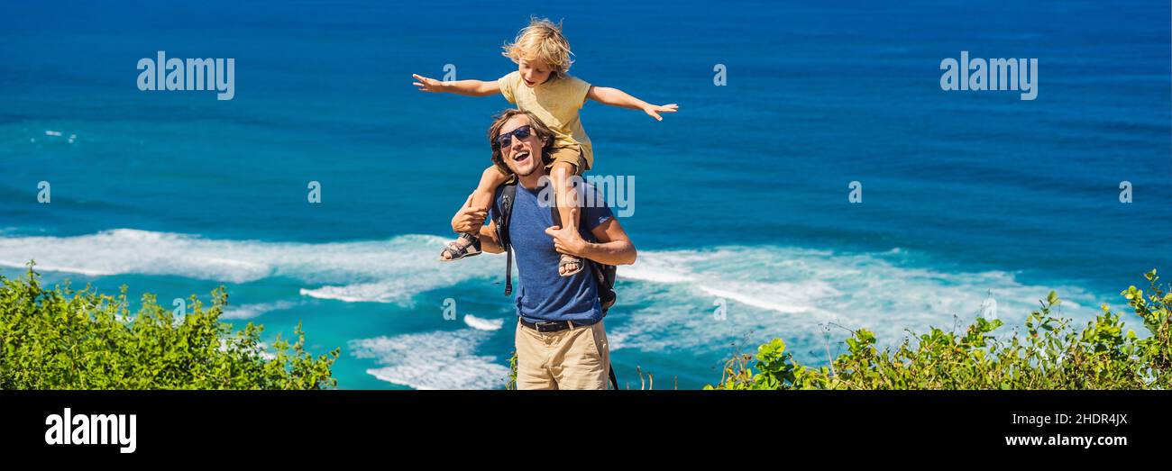 Papa et fils voyagent sur une falaise au-dessus de la plage.Plage paradisiaque vide, vagues bleues sur l'île de Bali, Indonésie.Suluban et Nyang Nyang place Banque D'Images