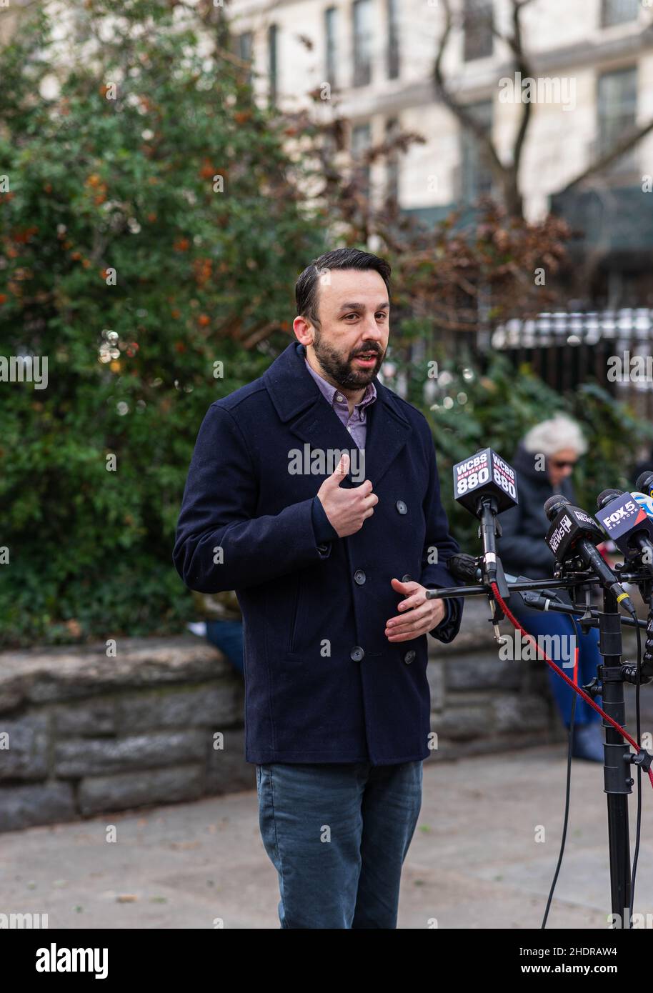 New York, États-Unis.06th janvier 2022.Keith Powers, membre du Conseil municipal de New York, assiste à une veillée aux chandelles sur le Upper Eastside de Manhattan à l'occasion de l'anniversaire de l'insurrection au Capitole des États-Unis à Washington, DC (photo de Steve Sanchez/Pacific Press) Credit: Pacific Press Media production Corp./Alay Live News Banque D'Images