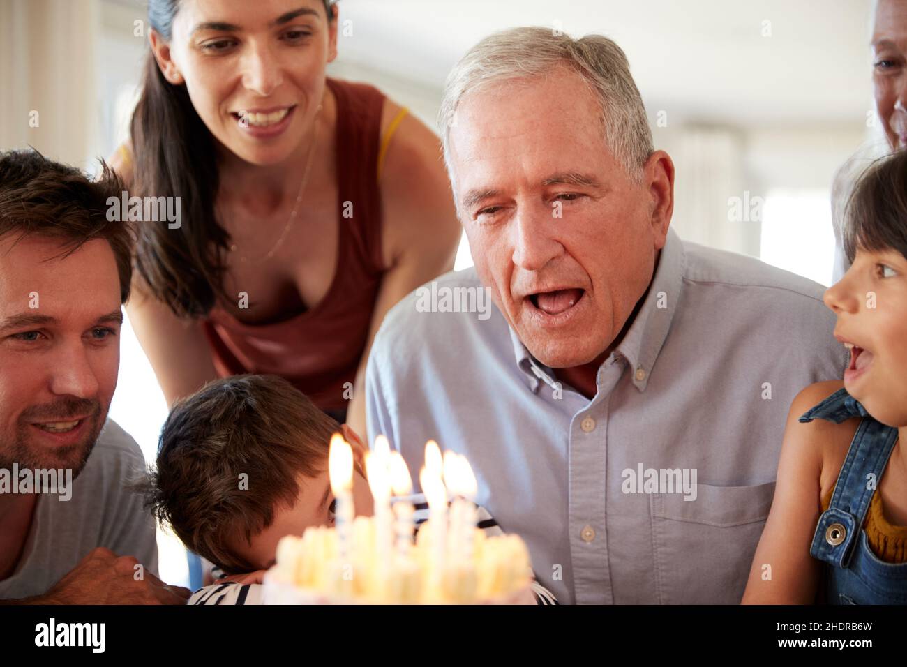 grand-père, anniversaire, soufflage, gâteau d'anniversaire, grands-pères,anniversaires, souffles, gâteaux d'anniversaire Banque D'Images