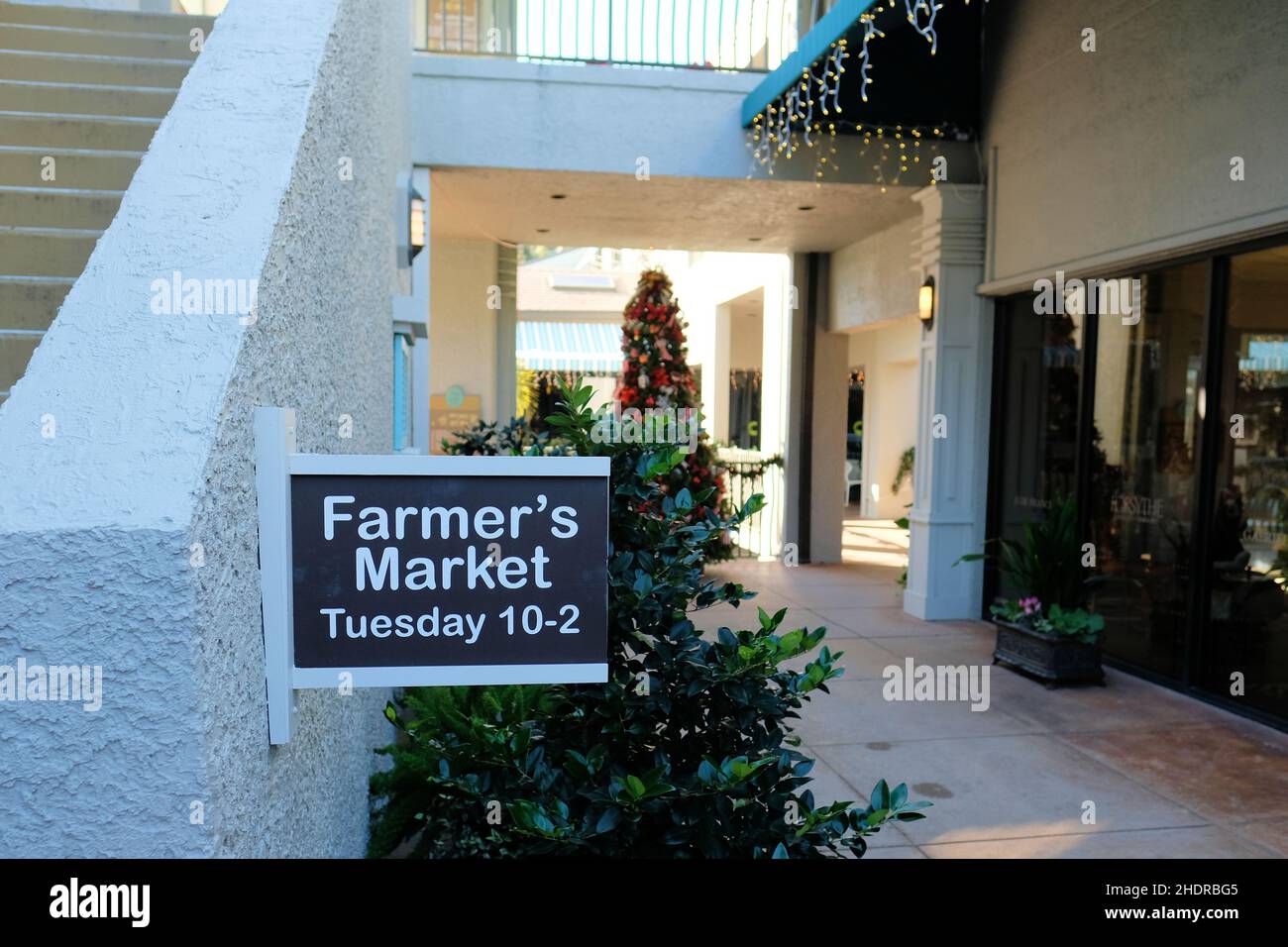 Inscrivez-vous avec des heures pour le marché agricole au centre Shops at Sea Pines de Hilton Head, en Caroline du Sud, aux États-Unis ; pour les vendeurs locaux de fruits et légumes de saison. Banque D'Images