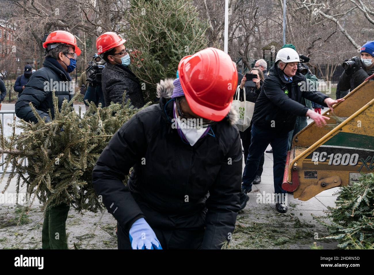 New York, États-Unis.06th janvier 2022.Les arbres de Noël ont paillé pendant les parcs de New York et le DSNY aperçu du prochain week-end de patchfest au Washington Square Park à New York le 6 janvier 2022.Le commissaire par intérim de Parcs NYC Liam Kavanagh, le commissaire du département de l'assainissement de NYC Edward Grayson, le président de Manhattan Borough Mark Levine, le sénateur d'État Brad Hoylman, le membre du Conseil Christopher Marte et le membre du Conseil Erik Bottcher étaient présents pendant la période de prévisualisation.(Photo de Lev Radin/Sipa USA) crédit: SIPA USA/Alay Live News Banque D'Images