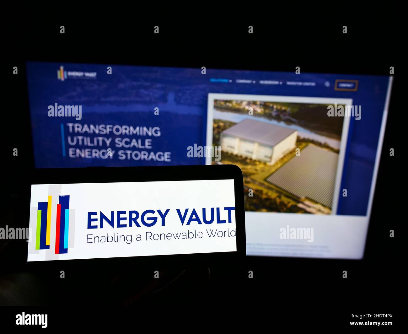 Personne tenant un téléphone portable avec le logo de la société suisse de stockage d'énergie Energy Vault Inc. À l'écran en face de la page Web.Mise au point sur l'affichage du téléphone. Banque D'Images