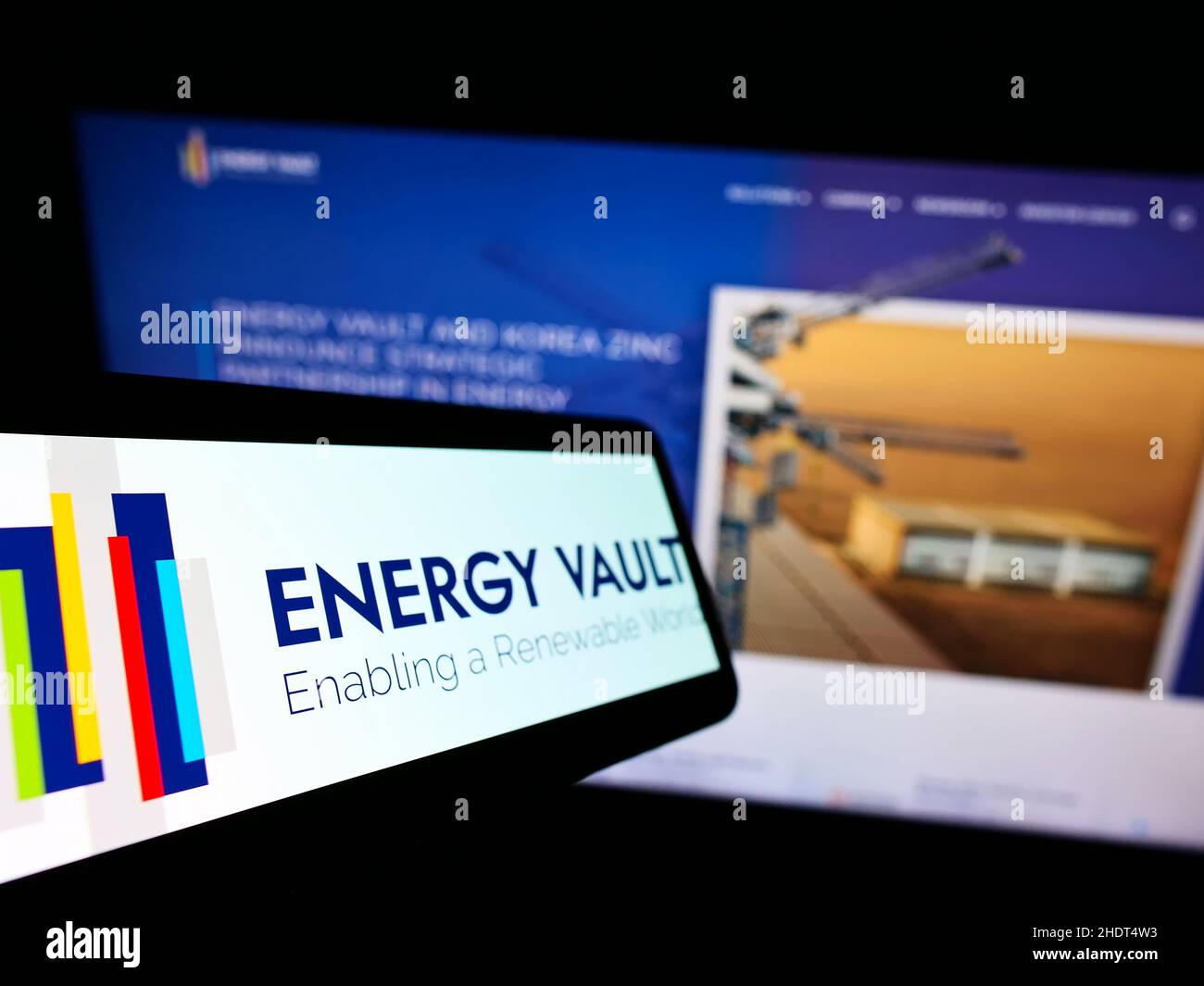 Téléphone mobile avec logo de la société suisse de stockage d'énergie Energy Vault Inc. Sur écran devant le site Web.Mise au point au centre-gauche de l'écran du téléphone. Banque D'Images