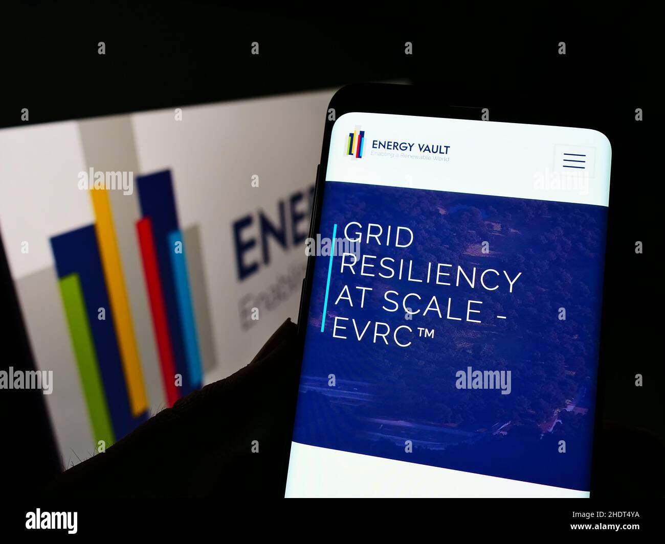 Personne tenant un téléphone portable avec la page Web de la société suisse de stockage d'énergie Energy Vault Inc. À l'écran avec logo.Concentrez-vous sur le centre de l'écran du téléphone. Banque D'Images