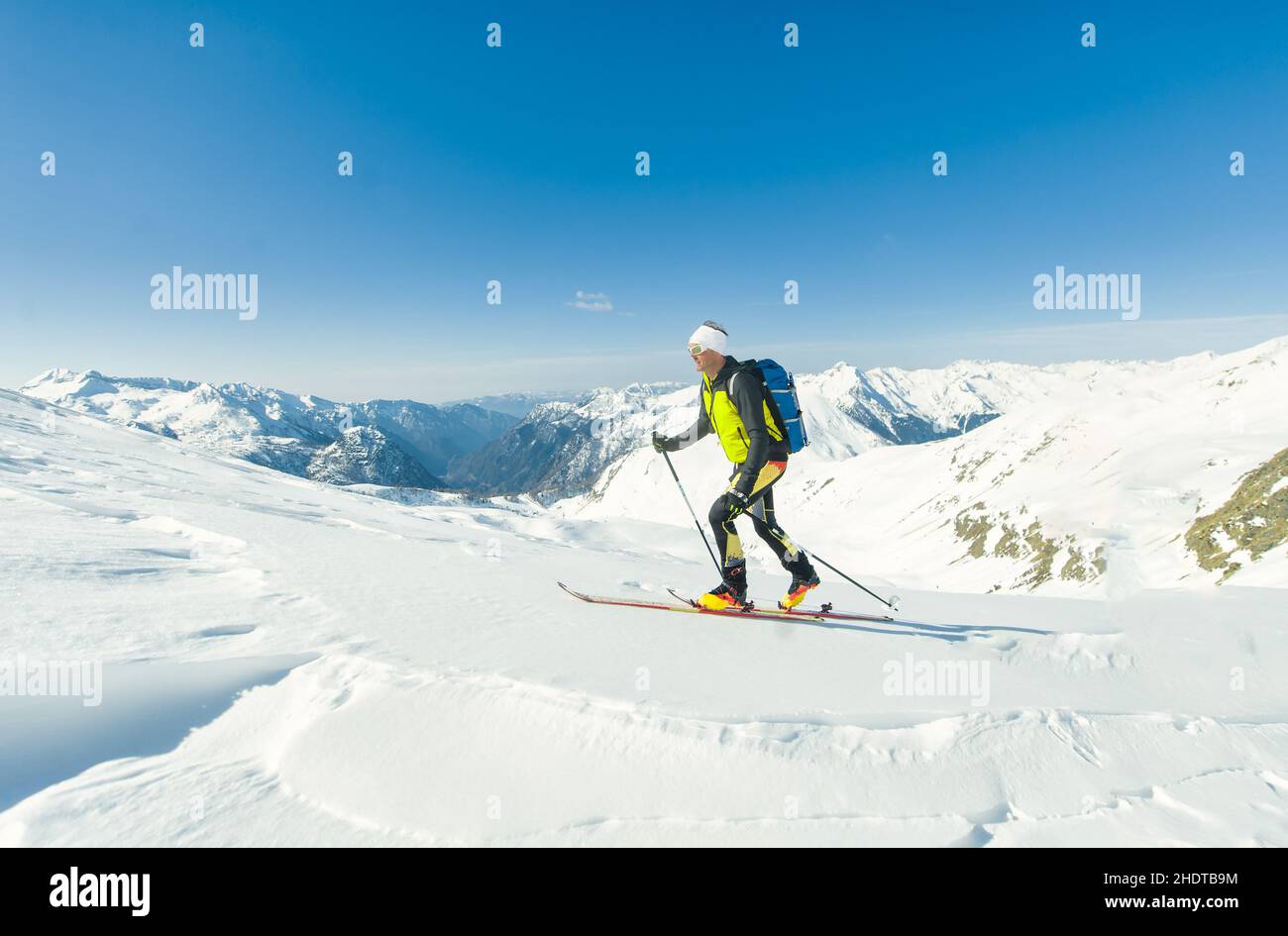 Un alpiniste en solo monte avec des peaux de phoque sous ses skis Banque D'Images
