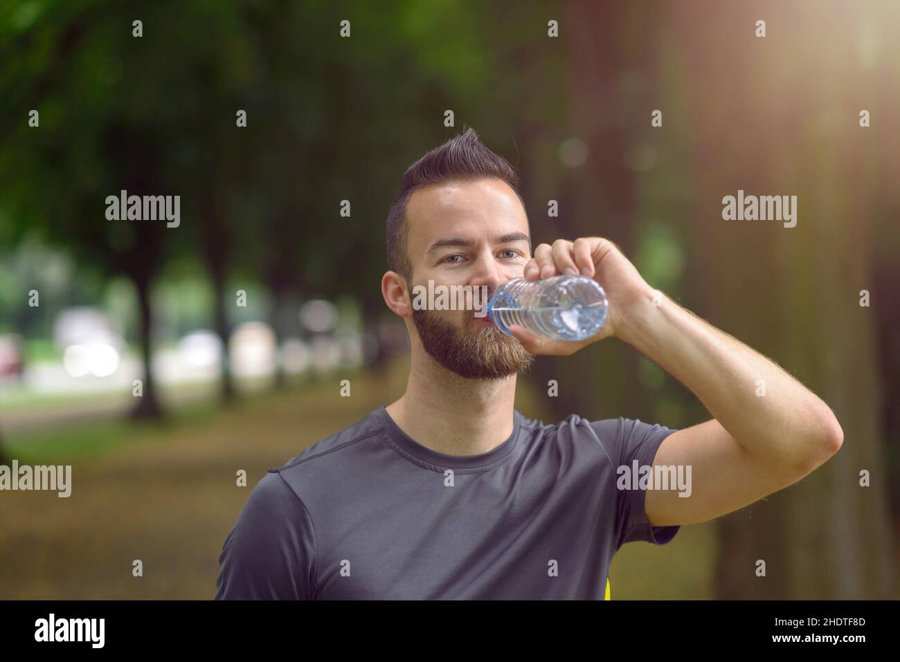 soif, sportif, coureur, trentaine, athlète,athlètes, sportifs, joggeurs, coureurs Banque D'Images soif, sportif, coureur, trentaine, athlète,athlètes, sportifs, joggeurs, coureurs Banque D'Images