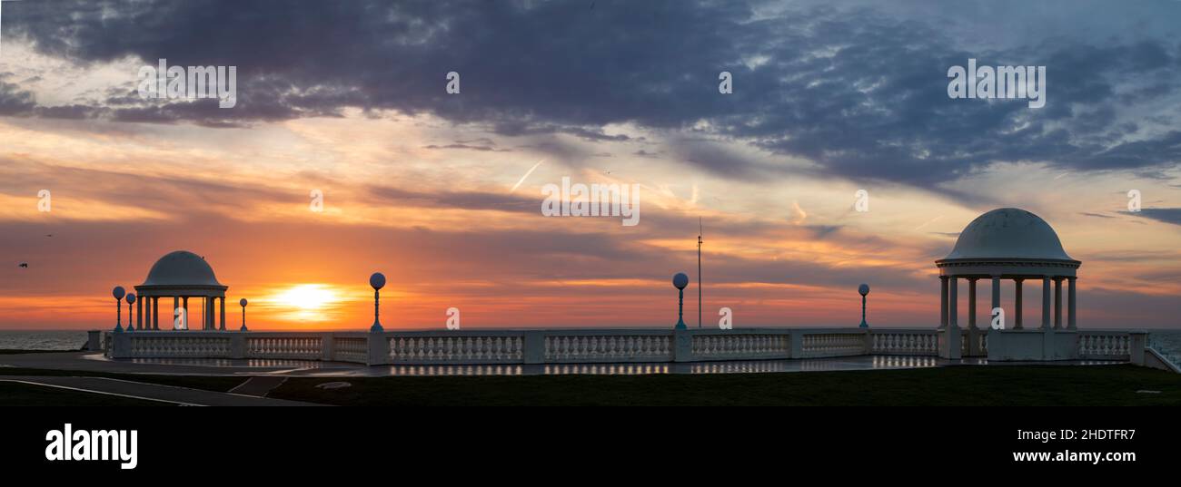 Ciel rouge éclatant à l'aube au-dessus de Bexhill Colonnade est de la côte du Sussex sud-est de l'Angleterre Royaume-Uni Banque D'Images