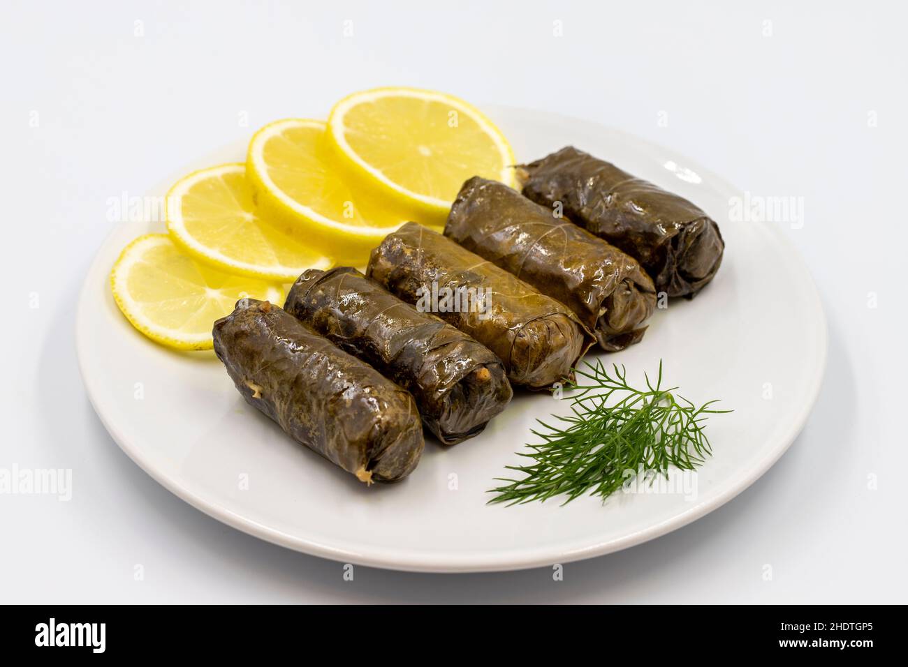 Feuilles de raisin farcies à l'huile d'olive sur fond blanc.Spécialités turques traditionnelles.Délicieux dolma (yabrak sarma).Vue horizontale.CL Banque D'Images