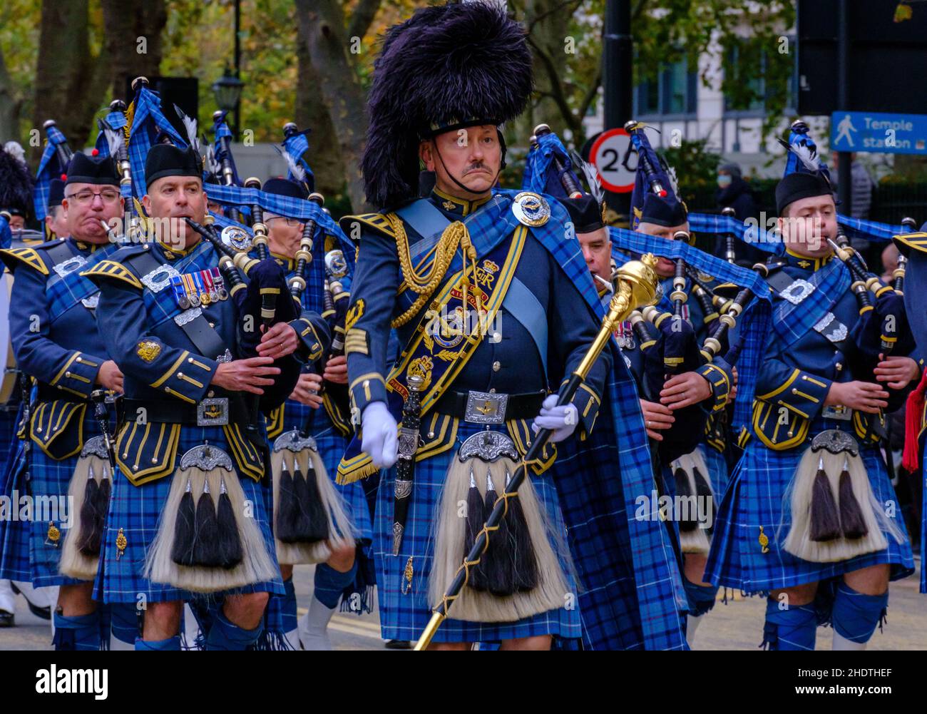 Gros plan de la bande de la Royal Air Force Pipes & Drums au Lord Mayor’s Show 2021 Victoria Embankment, Londres, Angleterre. Banque D'Images