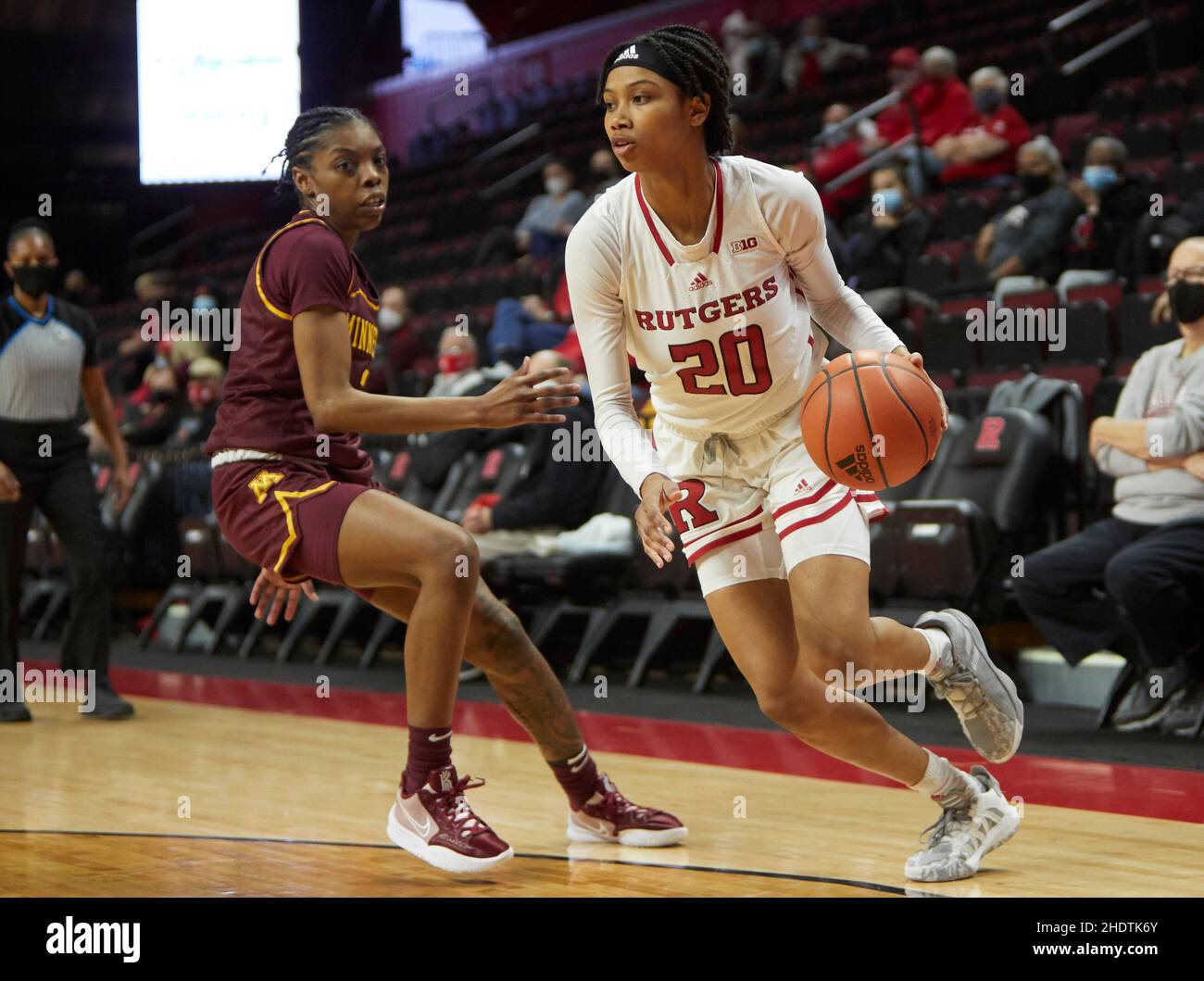 Piscataway, New Jersey, États-Unis.6th janvier 2022.Rutgers Scarlet Chevaliers gardien Joiya Maddox (20) dribbles par Minnesota Golden Gophers garde Deja Winters (3) dans la deuxième moitié pendant le match entre les Gophers du Minnesota et les Rutgers Scarlet Chevaliers à Jersey MikeÕs Arena à Piscataway, New Jersey, le jeudi 6 2022 janvier.Le Minnesota a battu Rutgers 62-49.Duncan Williams/CSM/Alamy Live News Banque D'Images