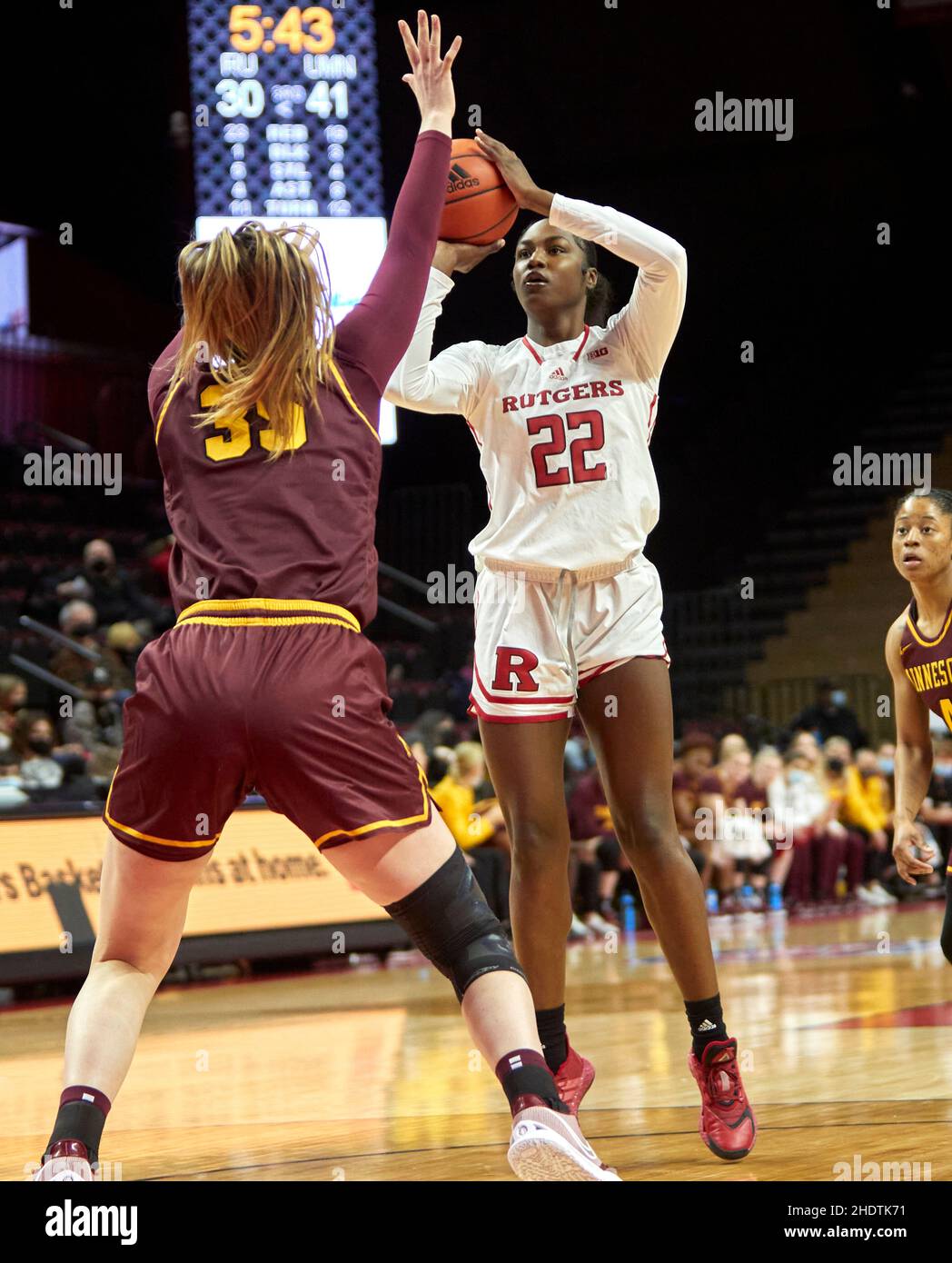 Piscataway, New Jersey, États-Unis.6th janvier 2022.Rutgers Scarlet Knights forward Tyia Singleton (22) prend des photos au-dessus du centre des Gophers d'or du Minnesota Bailey Helgren (35) pendant le match entre les Gophers du Minnesota et les Chevaliers de Scarlet de Rutgers au stade Jersey MikeÕs à Piscataway, New Jersey, le jeudi 6 2022 janvier.Le Minnesota a battu Rutgers 62-49.Duncan Williams/CSM/Alamy Live News Banque D'Images