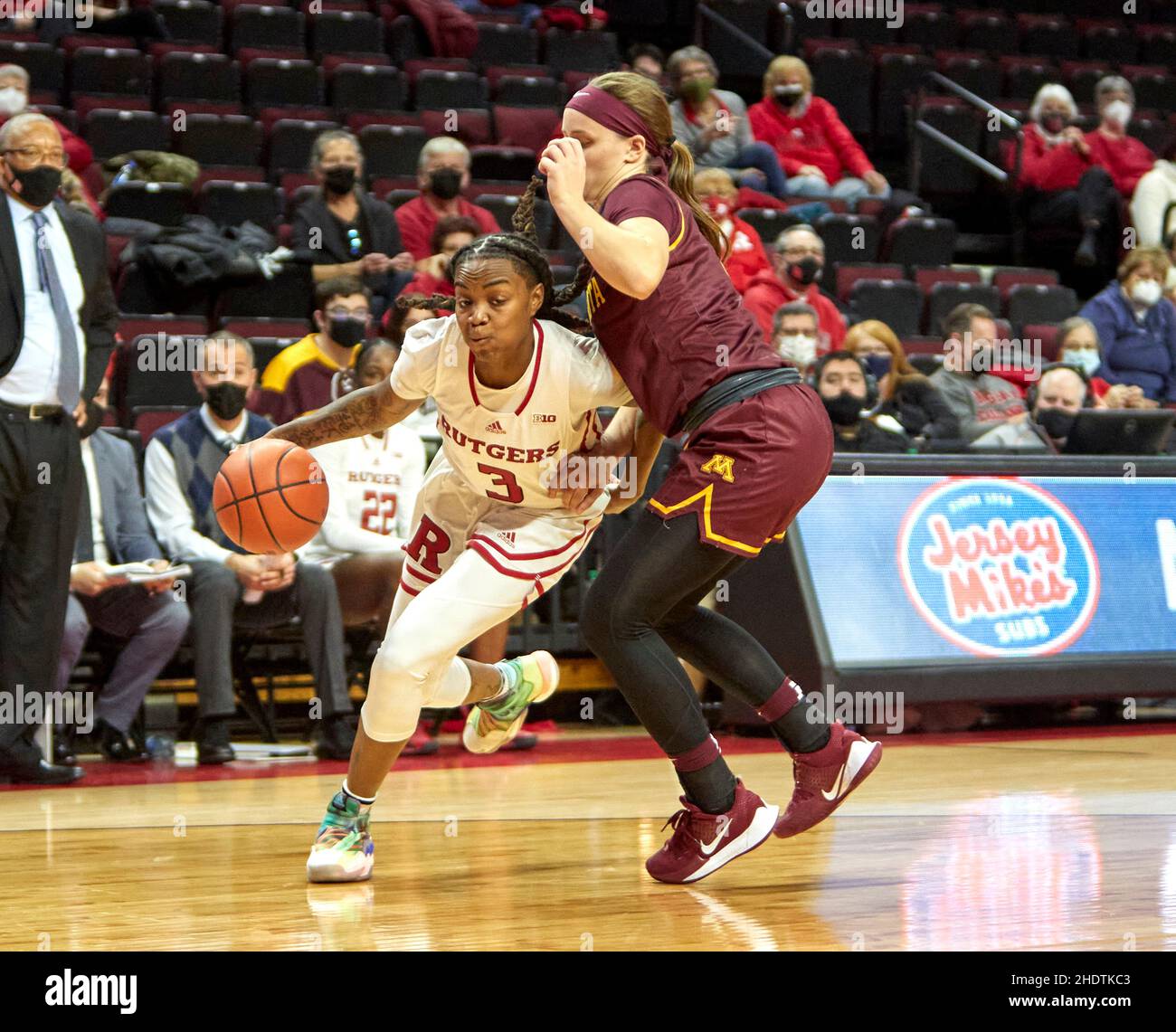 Piscataway, New Jersey, États-Unis.6th janvier 2022.Rutgers Scarlet Knights Guard Shug Dickson (3) se dirige vers le panier tandis que Minnesota Golden Gophers garde Sara Scalia (14) tente de défendre dans la deuxième moitié pendant le match entre les Gophers du Minnesota et les Rutgers Scarlet Knights à Jersey MikeÕs Arena à Piscataway,New Jersey le jeudi 6 2022 janvier.Le Minnesota a battu Rutgers 62-49.Duncan Williams/CSM/Alamy Live News Banque D'Images