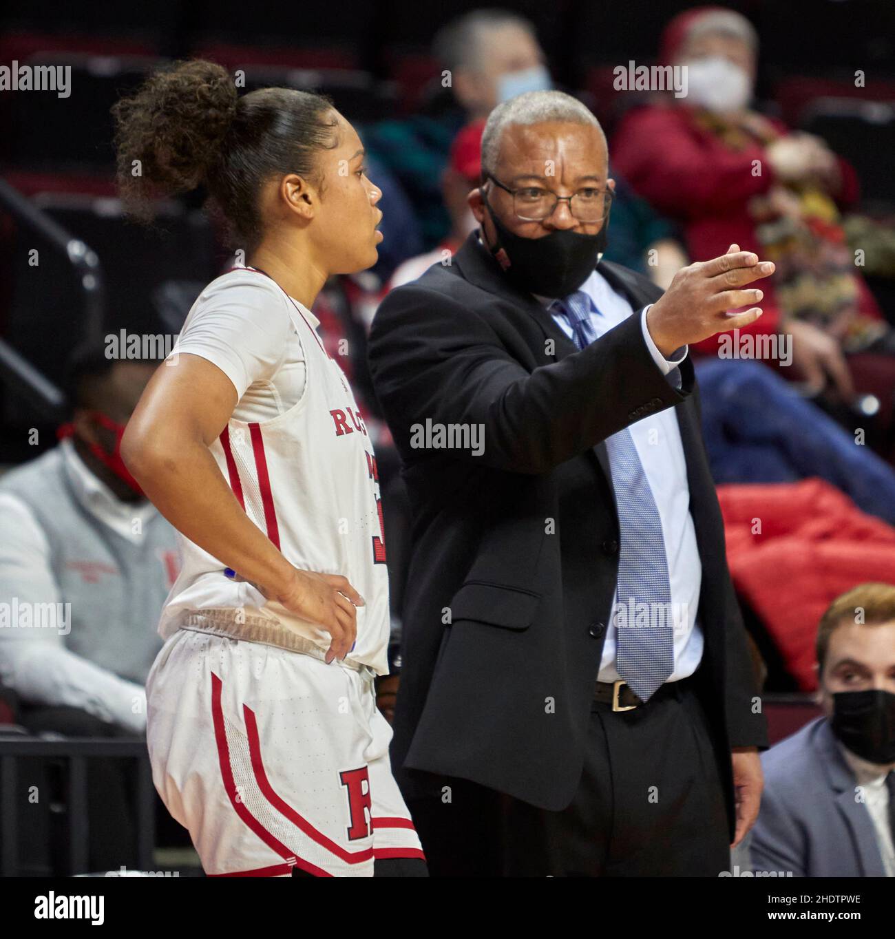 Piscataway, New Jersey, États-Unis.6th janvier 2022.L'entraîneur-chef d'action des chevaliers de Rutgers Scarlet Timothy Atman donne en avant Osh Brown (32) quelques instructions pendant le jeu entre les Gophers du Minnesota et les chevaliers de Rutgers Scarlet à l'arène de Jersey MikeÕs à Piscataway, New Jersey, le jeudi 6 2022 janvier.Le Minnesota a battu Rutgers 62-49.Duncan Williams/CSM/Alamy Live News Banque D'Images