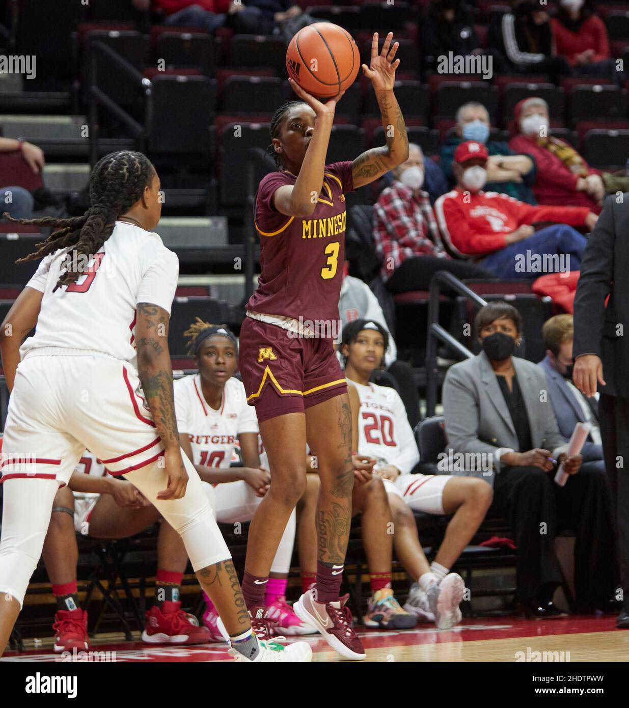 Piscataway, New Jersey, États-Unis.6th janvier 2022.La garde des Gophers d'or du Minnesota Deja Winters (3) tire une tentative en trois points alors que la garde des Chevaliers de Scarlet de Rutgers Shug Dickson (3) regarde dans la première moitié du jeu entre les Gophers du Minnesota et les chevaliers de Scarlet de Rutgers à l'arène de Jersey MikeÕs à Piscataway,New Jersey le jeudi 6 2022 janvier.Le Minnesota a battu Rutgers 62-49.Duncan Williams/CSM/Alamy Live News Banque D'Images