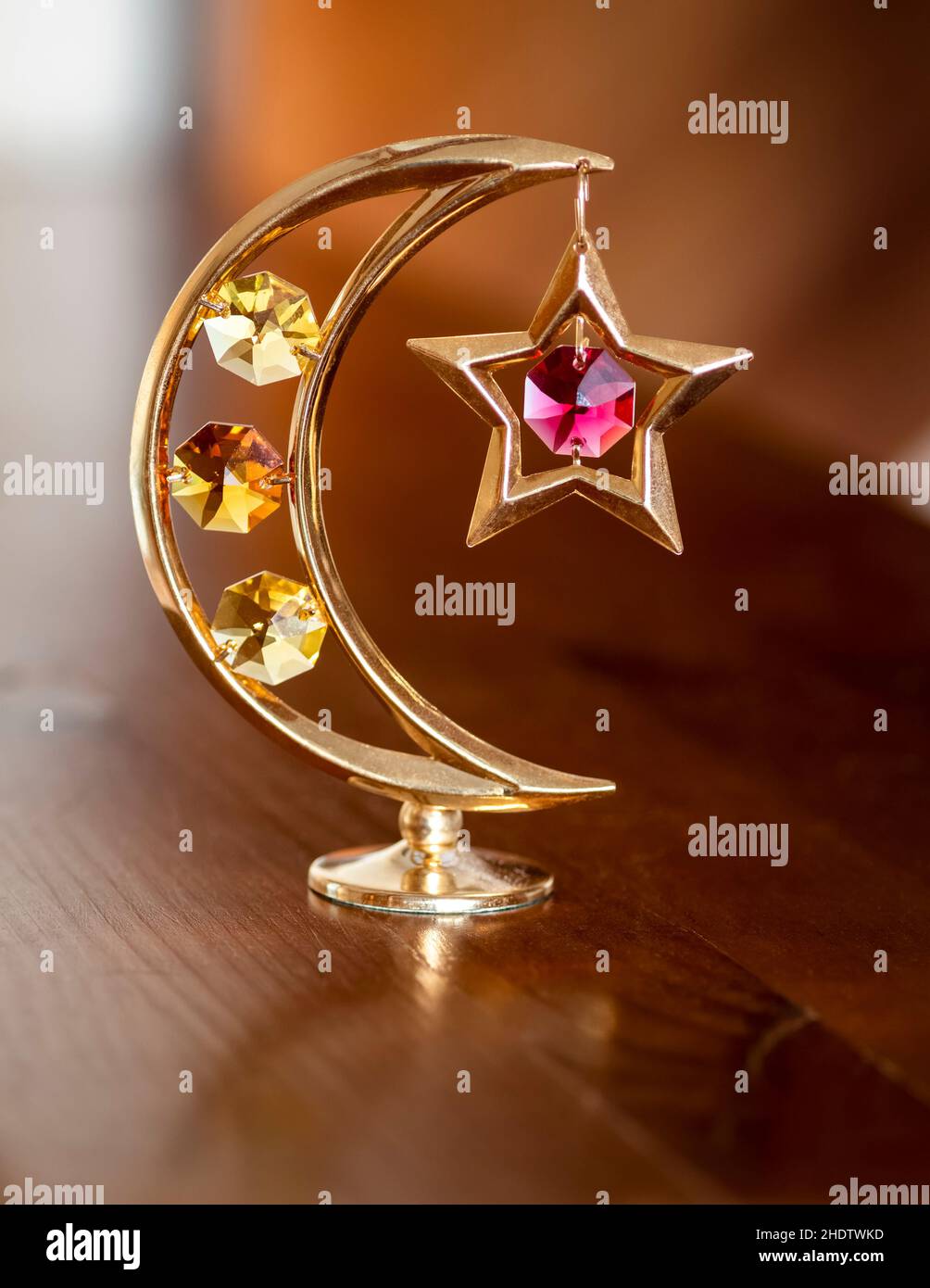 Figurine dorée d'un croissant de lune et étoile à cinq pointes avec pierres précieuses. Banque D'Images