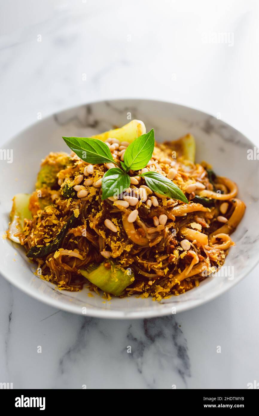 les nouilles vegan udun et vermicelles mélangent le weh pak choy et la sauce épicée, ainsi que des recettes alimentaires saines à base de plantes Banque D'Images