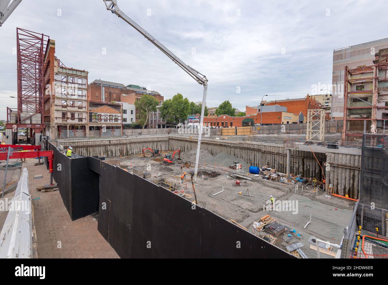 Faisant partie de la phase 2 de développement de l'extrémité est de Newcastle (Australie), un camion-pompe à béton livre du béton sur le site de travail situé au-dessous du sol Banque D'Images