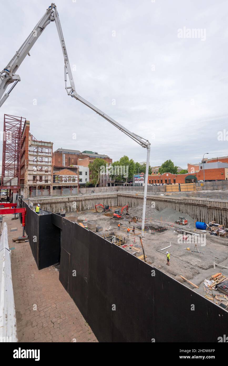 Faisant partie de la phase 2 de développement de l'extrémité est de Newcastle (Australie), un camion-pompe à béton livre du béton sur le site de travail situé au-dessous du sol Banque D'Images