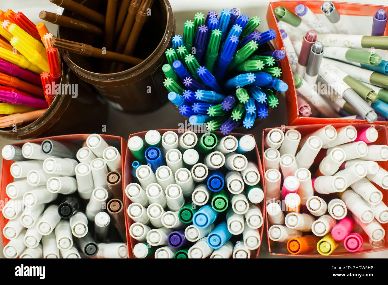 concept de développement de la petite enfance. jouets et outils pour enfants en bois. jouets éducatifs.Photo de haute qualité Banque D'Images