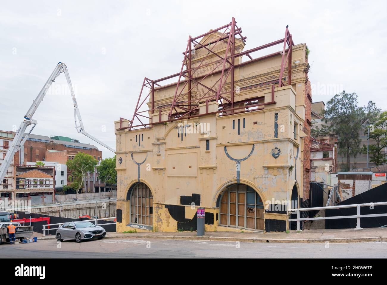 Partie de la phase 2 de développement du East End de Newcastle (Australie), seule la façade de l'ancien Lyric Theatre de Wolfe Street est conservée Banque D'Images
