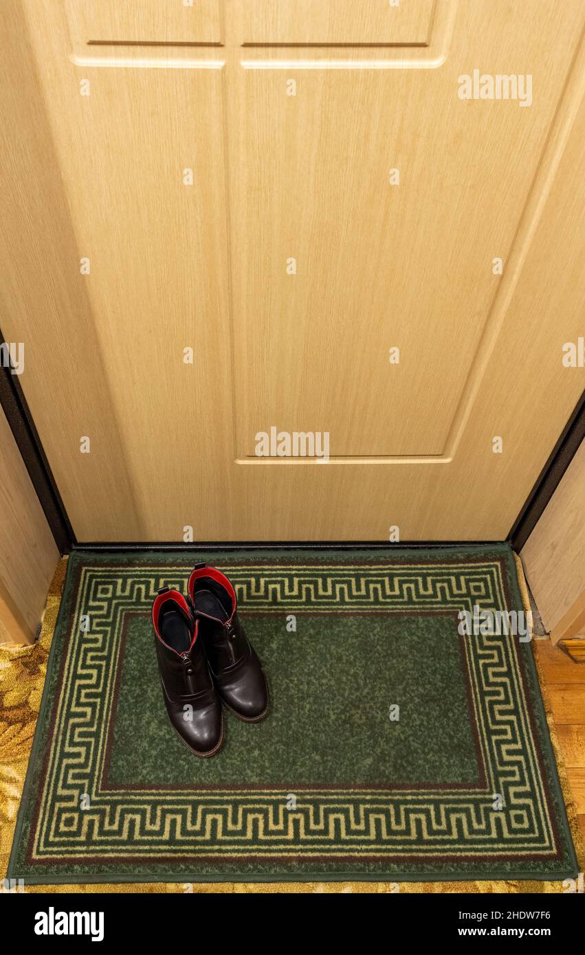 Chaussures pour femmes sur le tapis dans le couloir. Banque D'Images