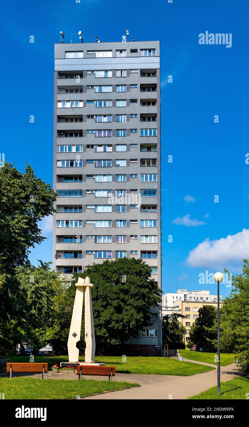 Varsovie, Pologne - 11 juillet 2021 : tour résidentielle à grande échelle au 2, rue Dworkowa, au-dessus du parc de l'étang Morskie Oko, dans le quartier de Mokotow à Varsovie Banque D'Images