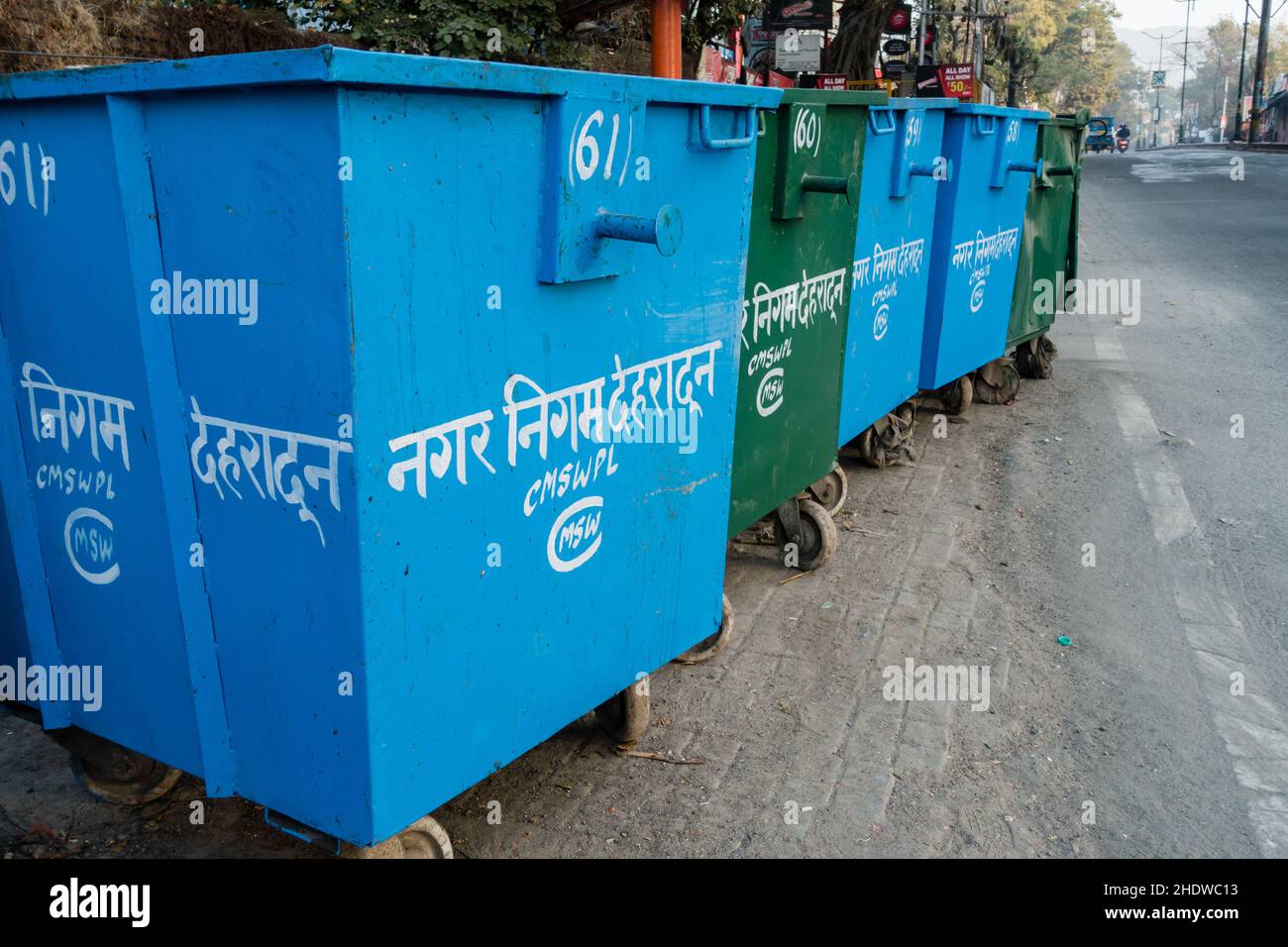 Un gros plan de Dumpster I le long d'une route latérale en Inde. Écrit en hindi signifiant corporation municipale, Dehradun Inde Banque D'Images