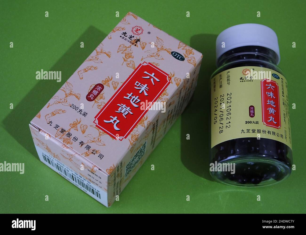 YICHANG, CHINE - 7 JANVIER 2022 - Un citoyen montre son médicament chinois breveté acheté à Yichang, province de Hubei, Chine, 7 janvier 2022. Banque D'Images