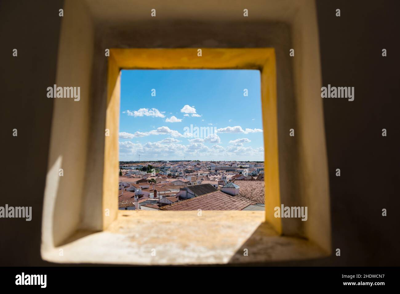 Vue par une fenêtre ouvrant sur la tour de Saluquia (Torre de Saluquia), près du château de Moura sur les toits de la ville de Moura, Alentejo, Portugal Banque D'Images