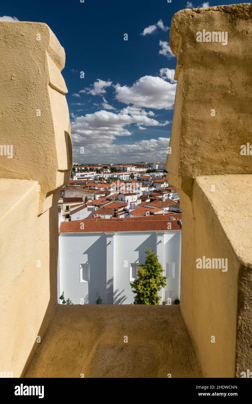 Vue depuis la tour de Saluquia (Torre de Saluquia), près du château de Moura sur les maisons blanchies à la chaux aux toits rouges.Moura, Alentejo, Portugal Banque D'Images