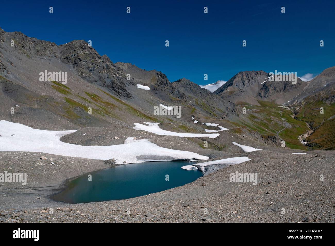 Le lac de l'ancien glacier de la Jave avec le sommet du signal de l'Iseran (3237m) et le col de la montagne pers en arrière-plan, massif de la Vanoise, haute-Maurien Banque D'Images