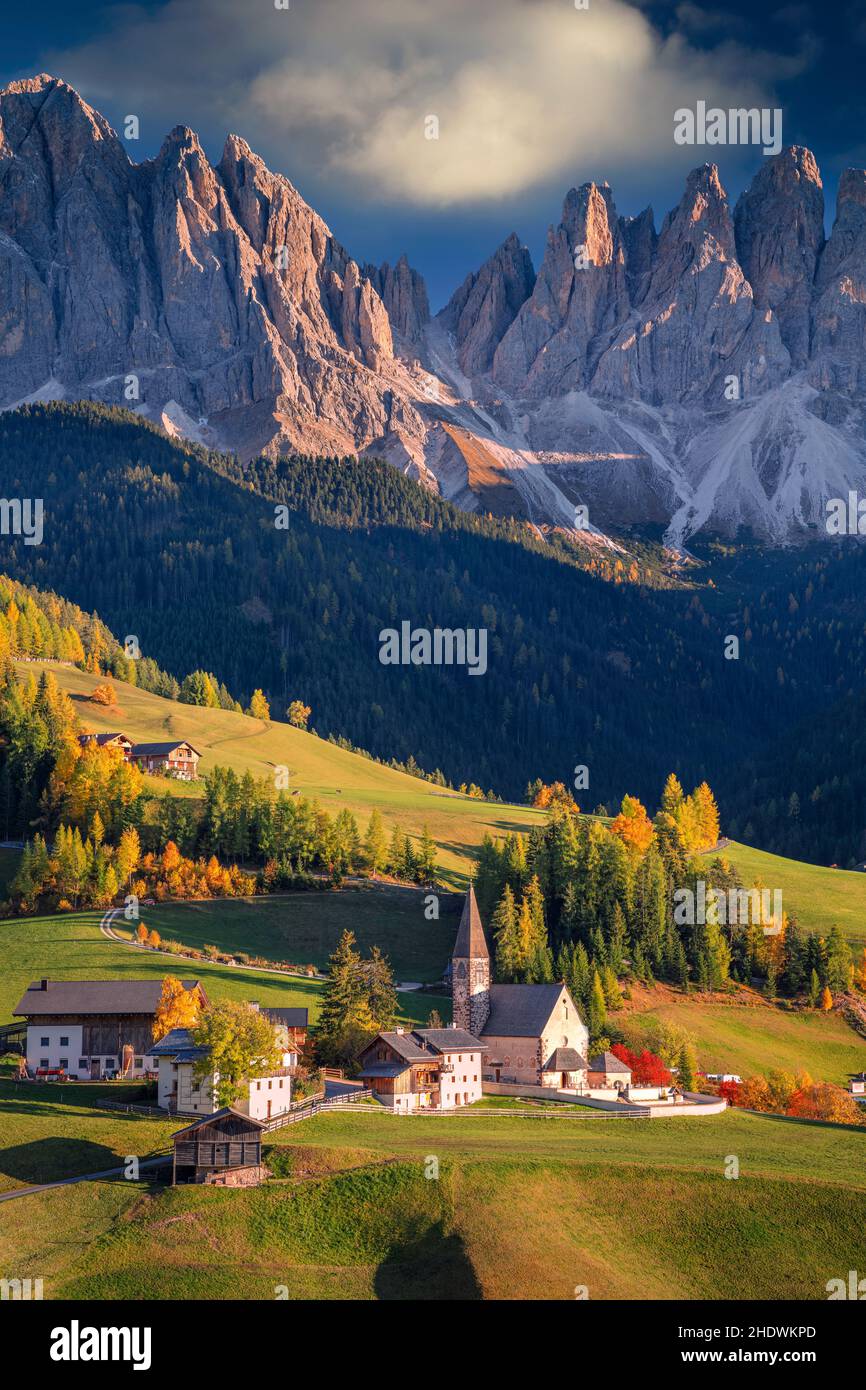 L'automne dans les Alpes.magnifique village de Saint-Magdalena avec montagnes Dolomites dans une magnifique vallée du Val di Funes, Tyrol du Sud, Alpes italiennes à l'automne. Banque D'Images