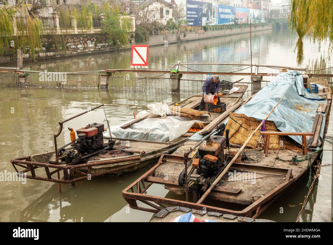 Deux barges au quai alimentant la ville.Jiashan, Chine Banque D'Images