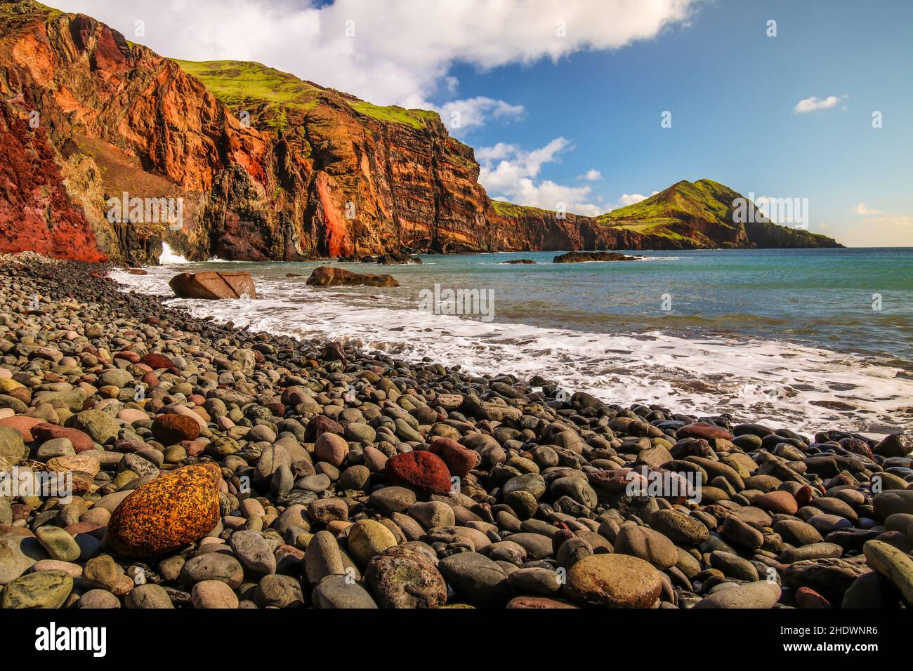 Belle photo de l'océan Atlantique littoral avec des collines dans les îles de Madère, Portugal Banque D'Images