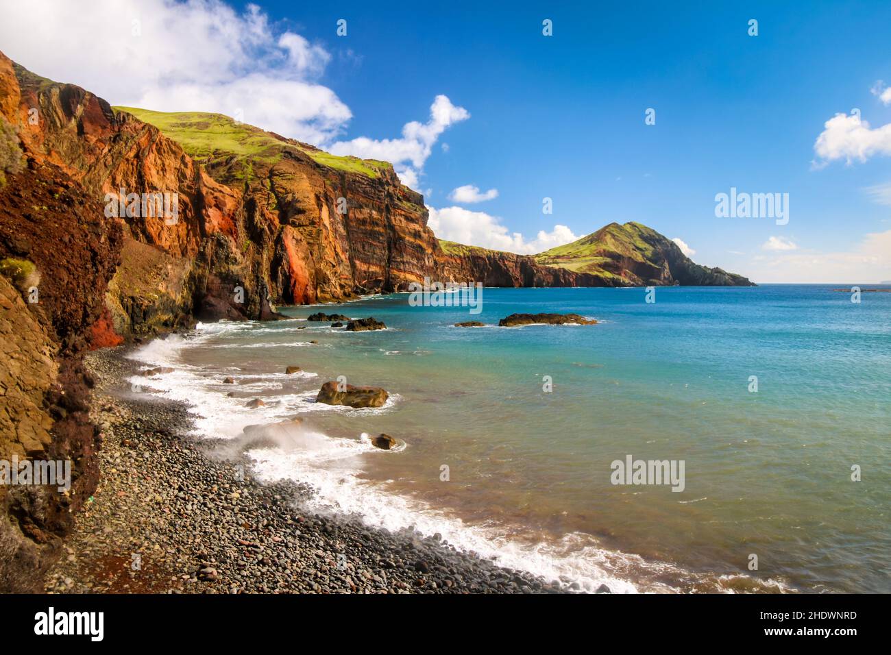 Magnifique paysage de collines au bord de la côte de l'océan Atlantique dans la ville de Funchal, Portugal Banque D'Images