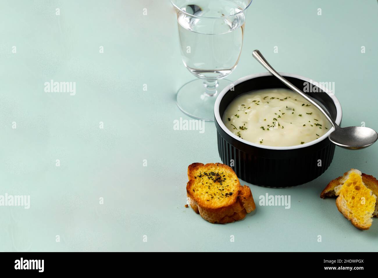 Soupe crémeuse avec pain à l'ail.Servi sur le Black Bowl Banque D'Images