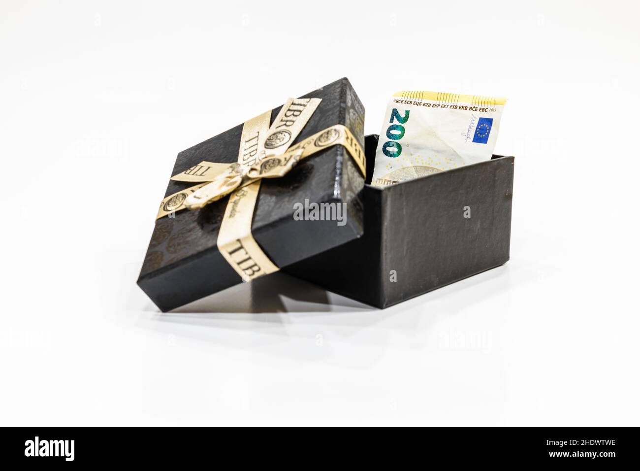 Boîte cadeau avec euro.Billet de banque d'une valeur nominale de 200 euros  Photo Stock - Alamy