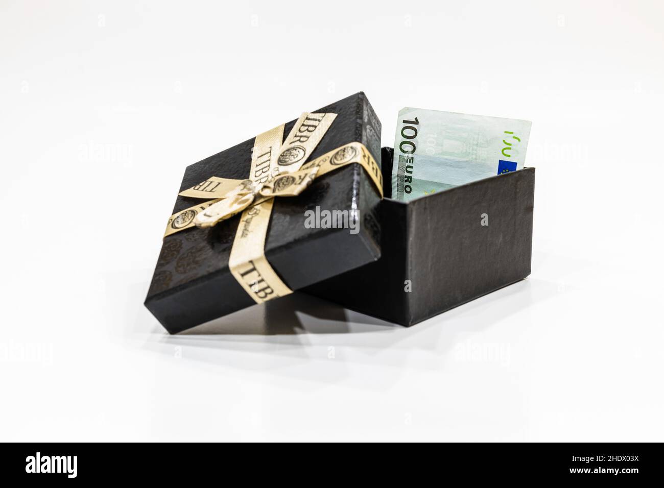 Boîte cadeau avec euro.Billet de banque d'une valeur nominale de 100 euros Banque D'Images