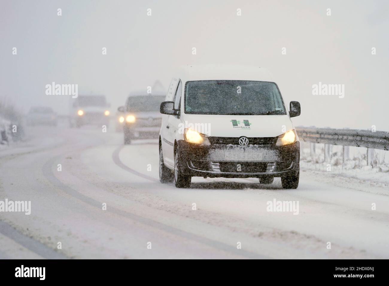 Les véhicules se dirigent vers la neige fraîche automne A628 à Woodhead Pass.Date de la photo: Vendredi 7 janvier 2022. Banque D'Images