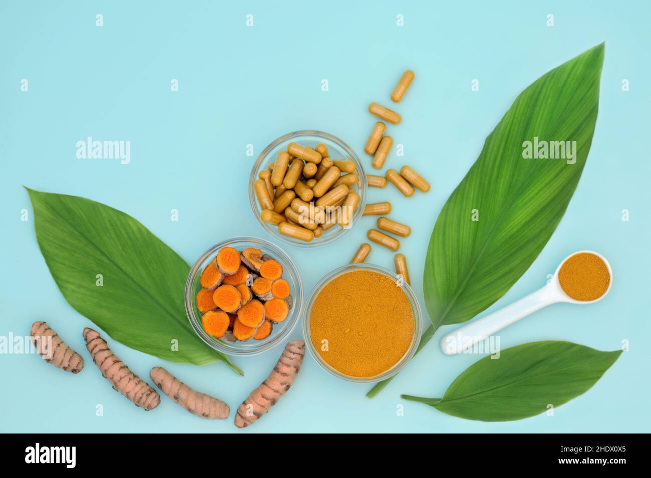 Herbe de racine de curcuma avec poudre, capsules de supplément alimentaire et feuilles.Utilisé dans la médecine alternative de plantes pour traiter une variété de maux, est un Banque D'Images