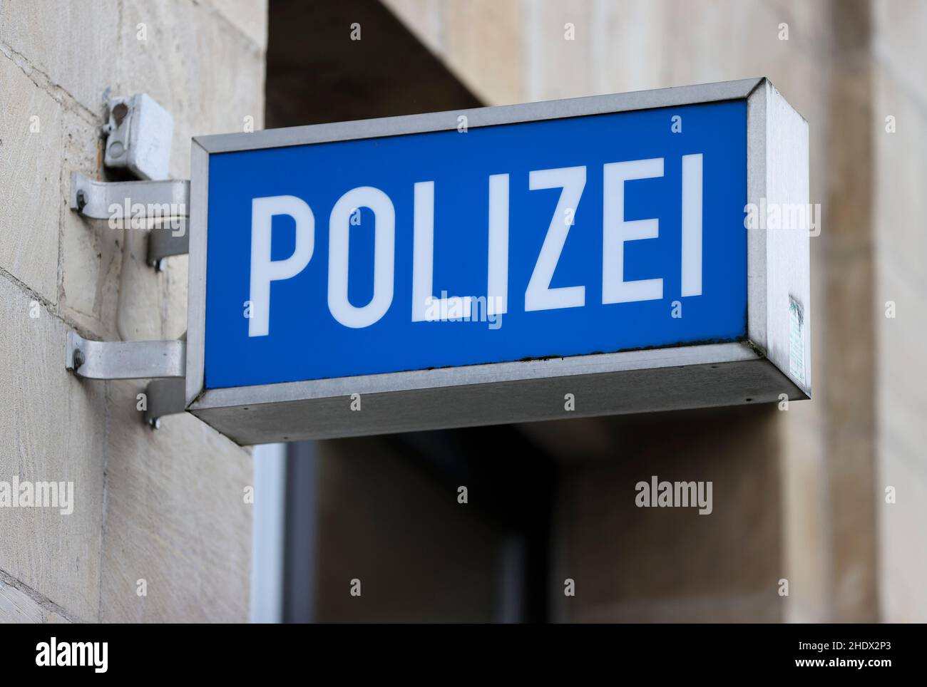 Saxe-Anhalt, Allemagne.7th 2022 janvier : panneau « police » au poste de  police de Dessau-Roßlau.C'est là qu'Oury Jalloh est mort dans une cellule  de détention le 7 janvier 2005.Les circonstances du décès