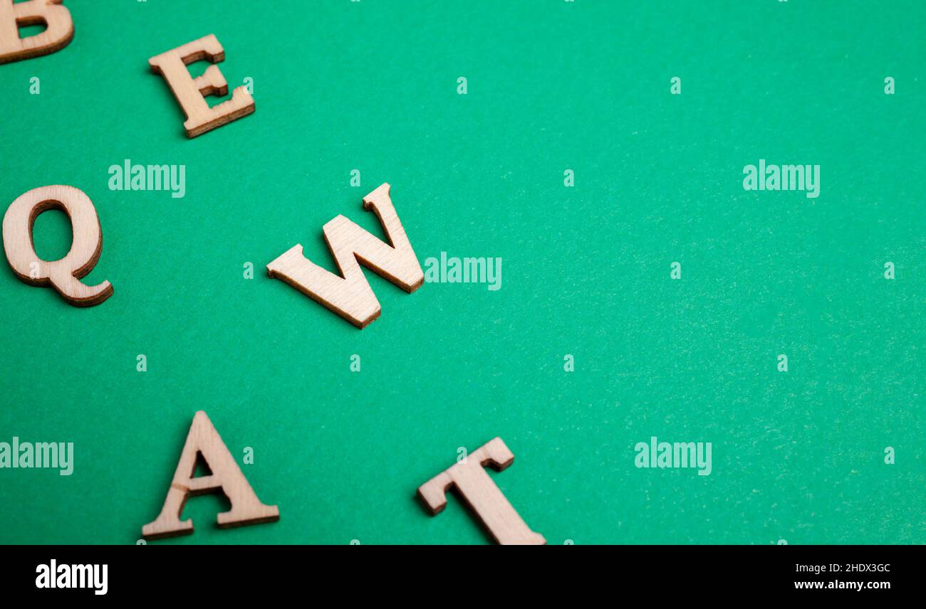 lettres en bois aléatoires isolées sur fond vert Banque D'Images
