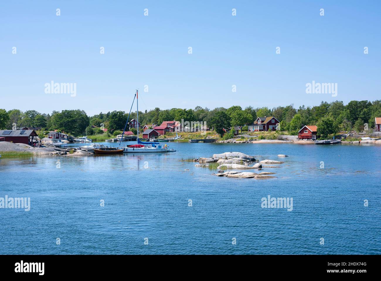 Vue sur le port et le village de Rödlöga dans l'archipel de Stockholm Banque D'Images