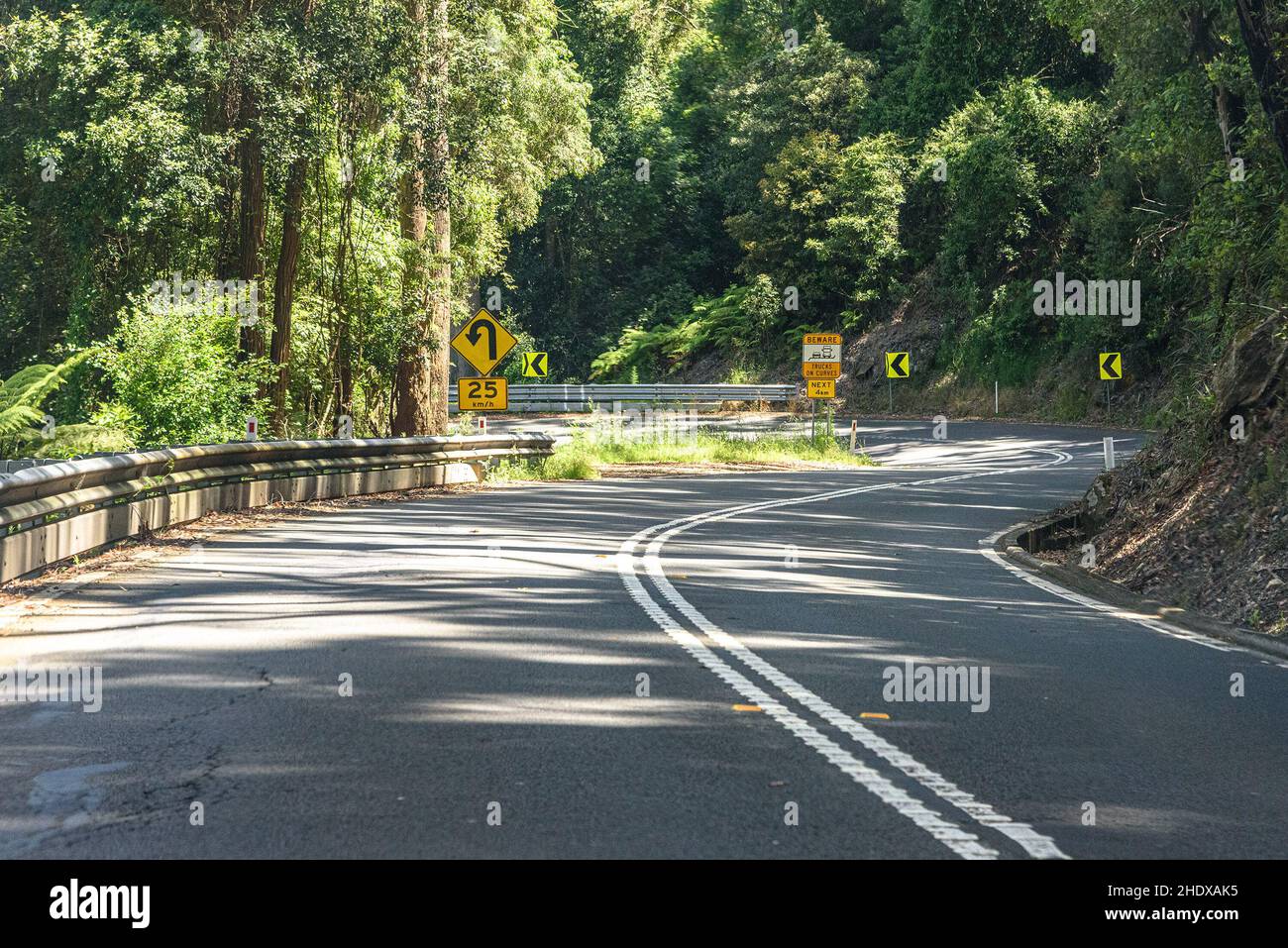 Un tour en épingle à cheveux sur Moss Vale Road à l'approche de Kangaroo Valley Banque D'Images