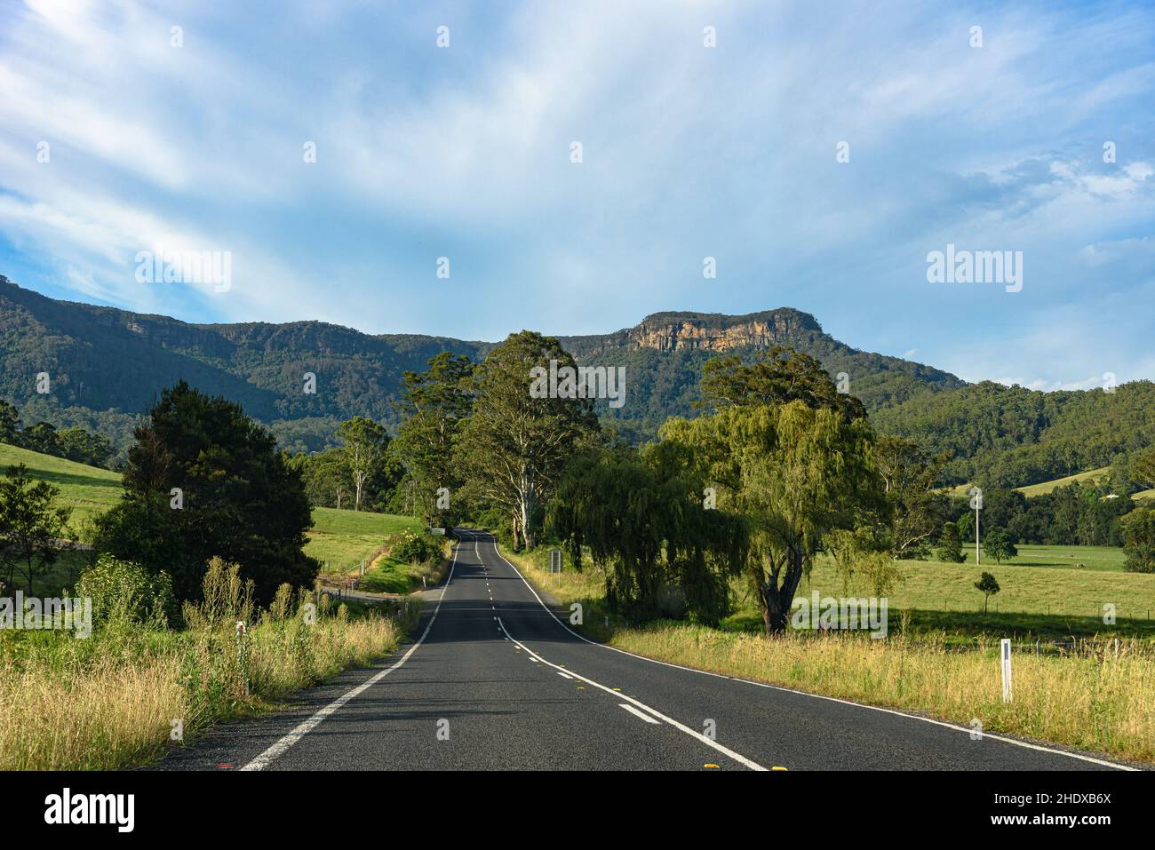 Moss Vale Road / Tourist Drive 8 à Kangaroo Valley, Nouvelle-Galles du Sud, un après-midi d'été Banque D'Images