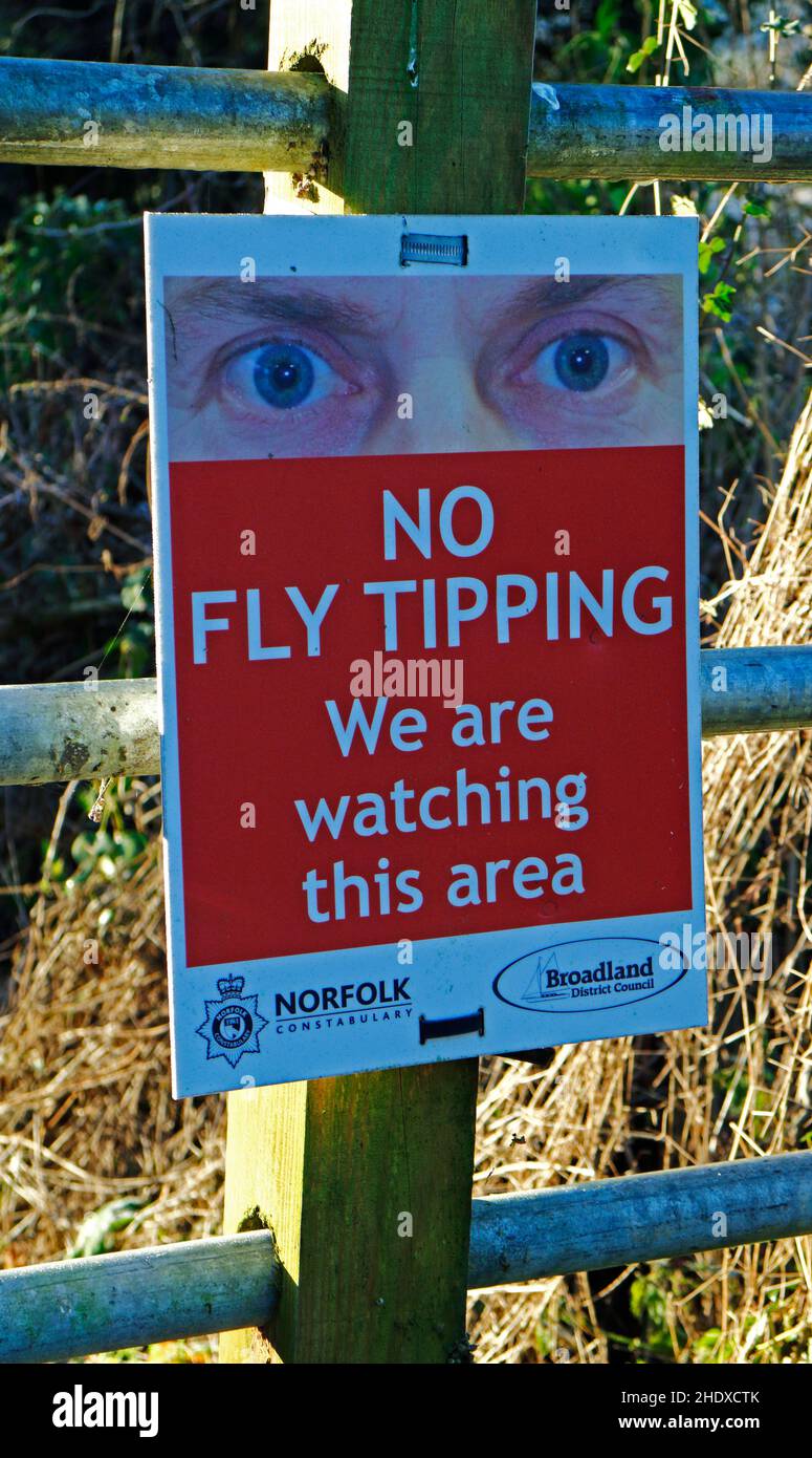Un panneau No Fly Tipping à l'entrée d'une promenade au bord de la rivière Wensum dans la campagne à Drayton, Norfolk, Angleterre, Royaume-Uni. Banque D'Images