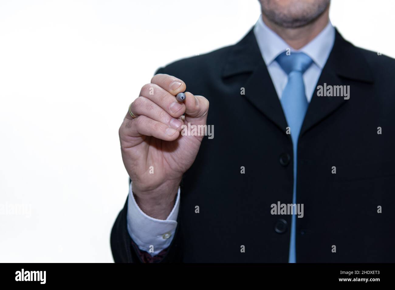 Homme d'affaires méconnu utilisant un stylo numérique, fond blanc Banque D'Images