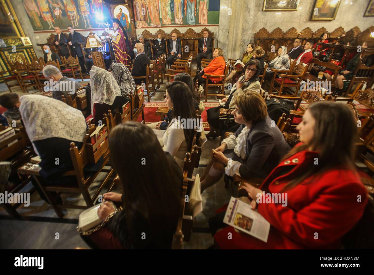 Les fidèles palestiniens de la communauté orthodoxe grecque prient lors de la messe de la veille de Noël à l'église Saint-Porphyrios, dans la ville de Gaza, le 7 janvier 2022. Banque D'Images